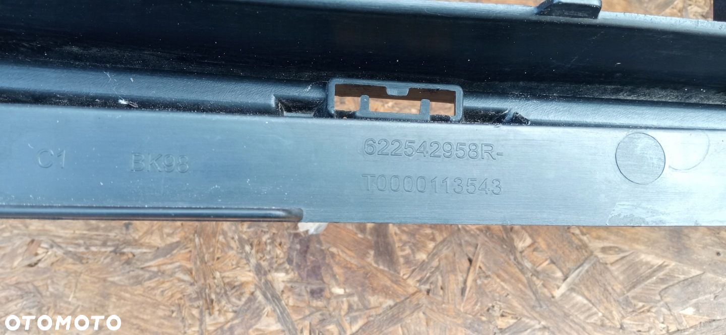 RENAULT CLIO IV 4 12- ATRAPA KRATKA ŚRODKOWA GRILL 622542958R - 11