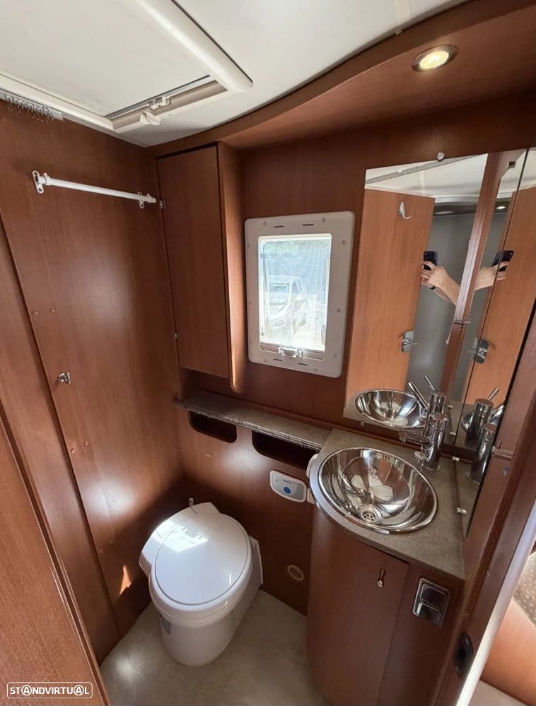 Chausson Welcome I 778 Cama central + Basculante + frigorífico 190L - 12