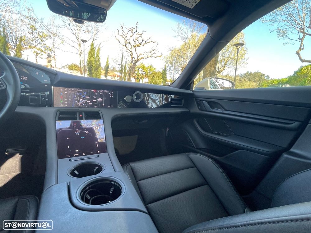 Porsche Taycan 4 - 5