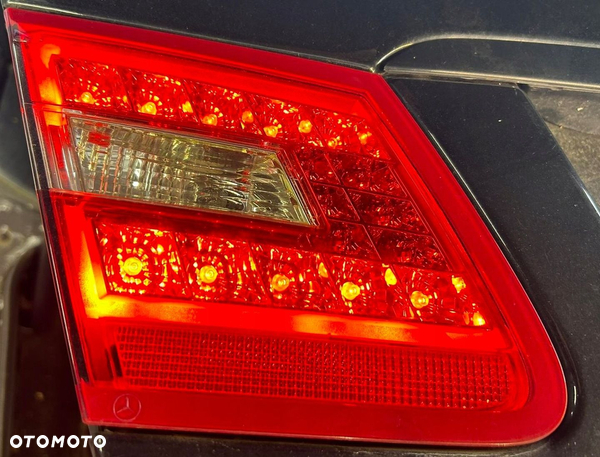 Mercedes C207 3.0 2009 lampa lewa w klapę bagażnik