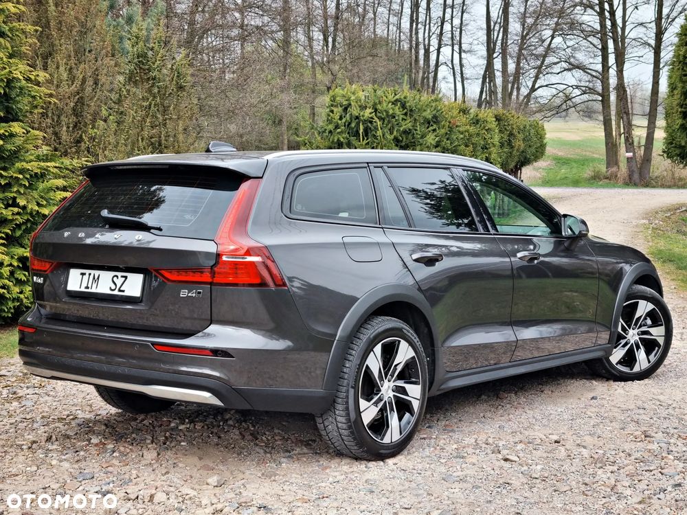 Volvo V60 Cross Country B4 D AWD Ultimate - 13