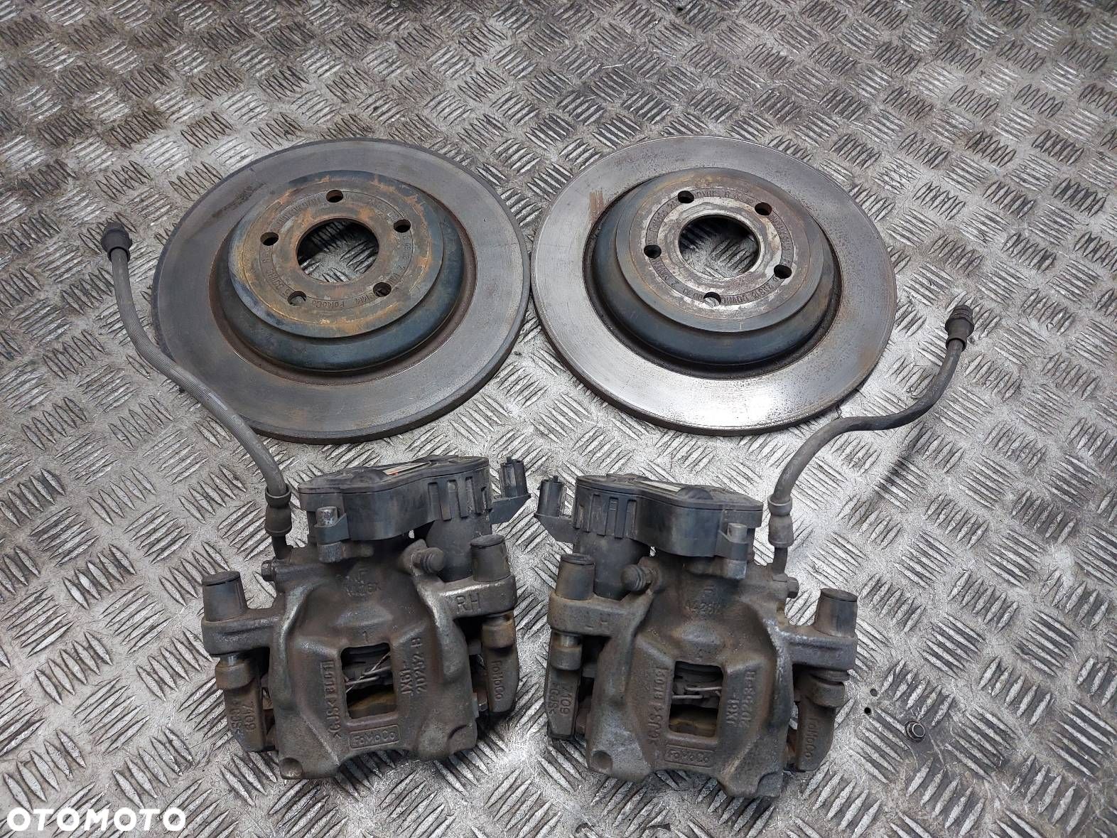 TARCZE HAMULCOWE TYŁ + KLOCKI + ZACISKI FORD FOCUS MK4 JX61-2D252-B - 1