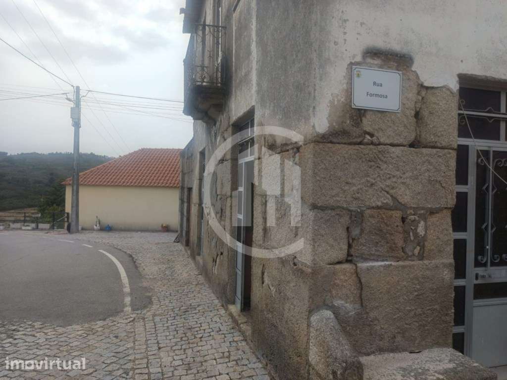 Moradia T2 para reconstrução com espaço comercial e vista deslumbrante - Grande imagem: 4/6