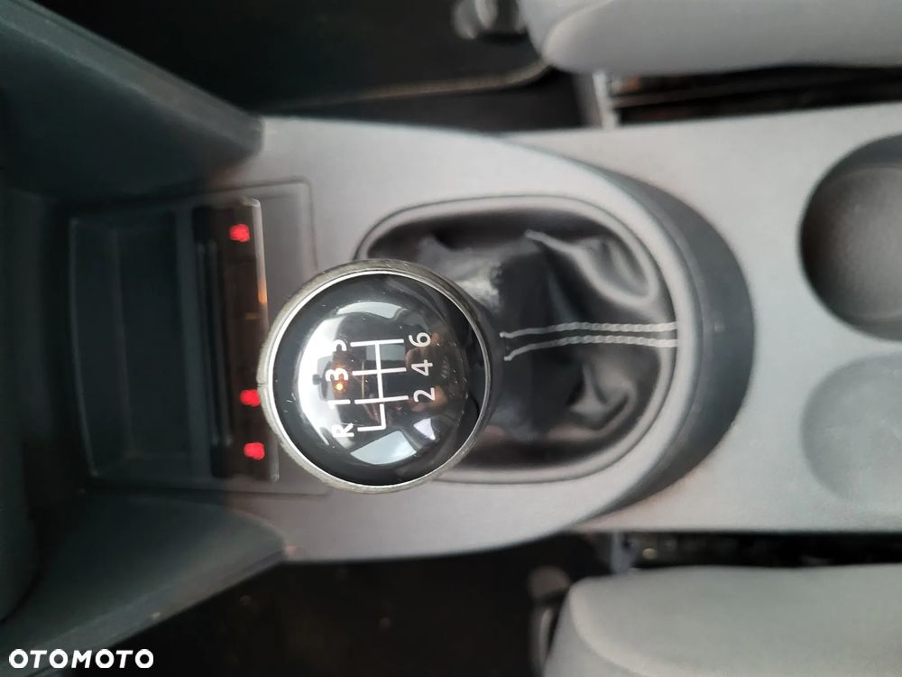 Volkswagen Touran 2.0 TDI DPF MATCH - 11