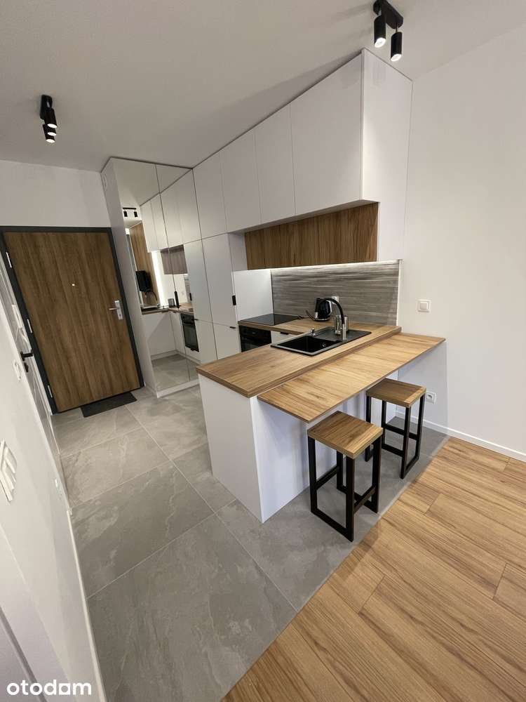Jasna kawalerka 27 m² – ul. Bluszczowa (blisko PKP Gocławek)