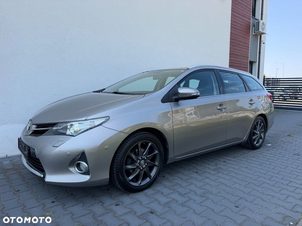 Toyota Auris 1.6 Premium + - 1