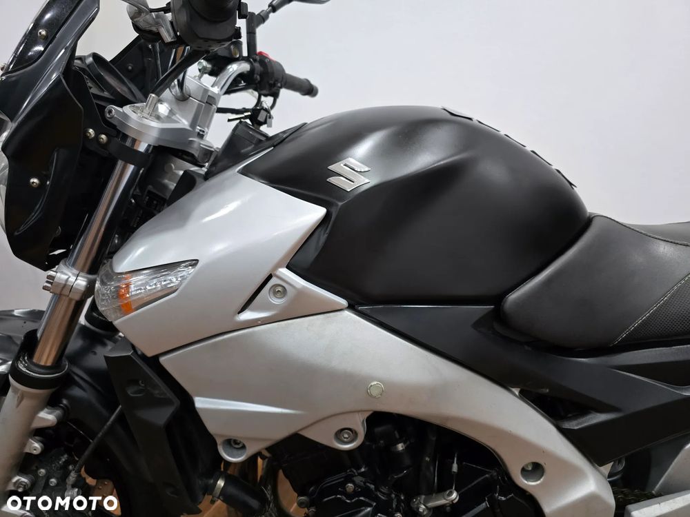 Suzuki GSR - 11