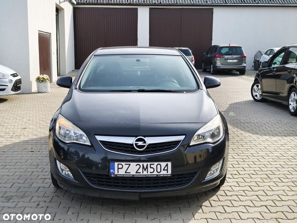 Opel Astra 2011 photo 2