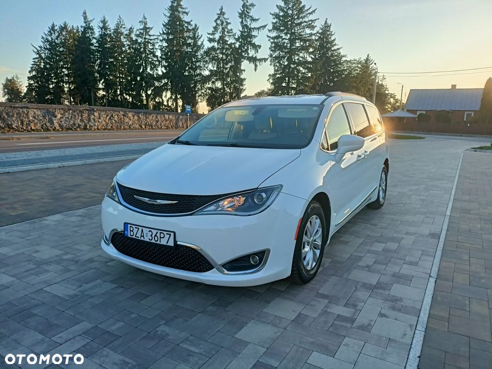 Chrysler Pacifica - 1