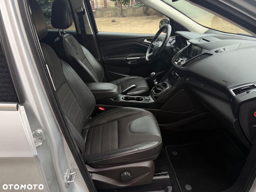 Ford Kuga 1.5 EcoBoost 2x4 Titanium - 24
