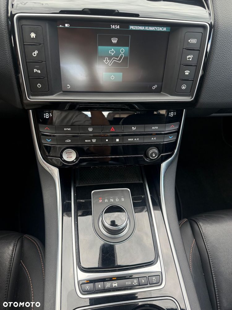 Jaguar XE 2.0 D Prestige - 17