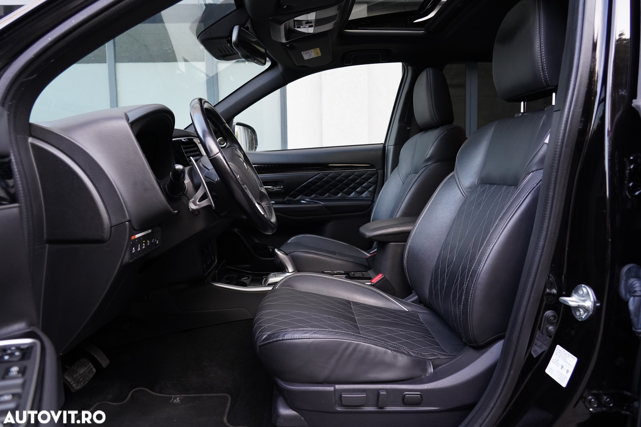 Mitsubishi Outlander 2.4 4WD Plug-In Hybrid Top - 23