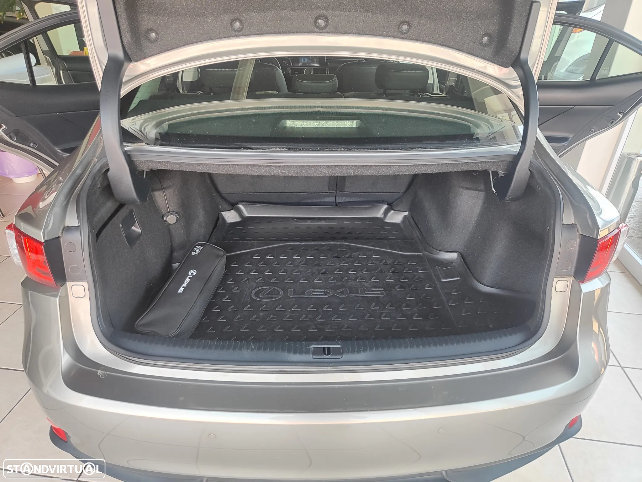 Lexus IS 300H Executive+ - 16