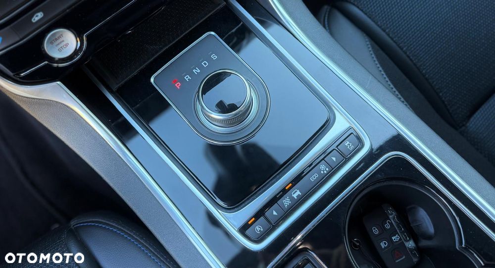 Jaguar XE 2.0 D R-Sport - 24