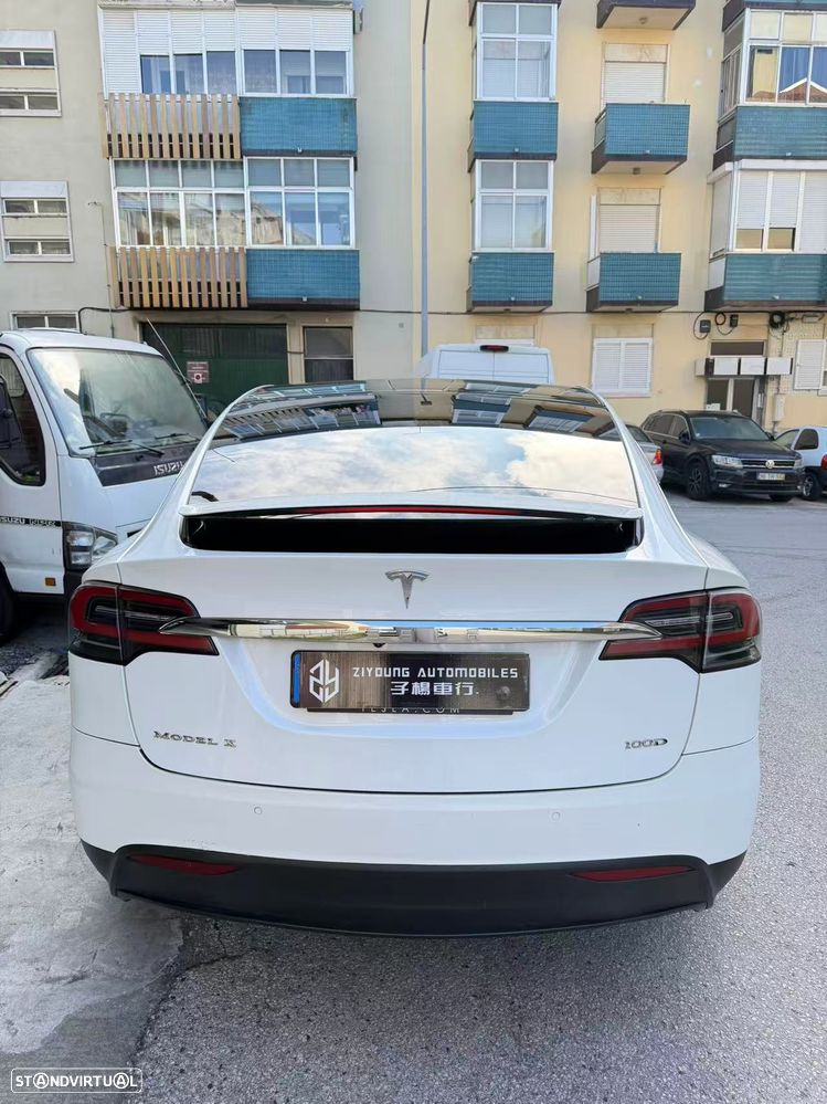 Tesla Model X - 17