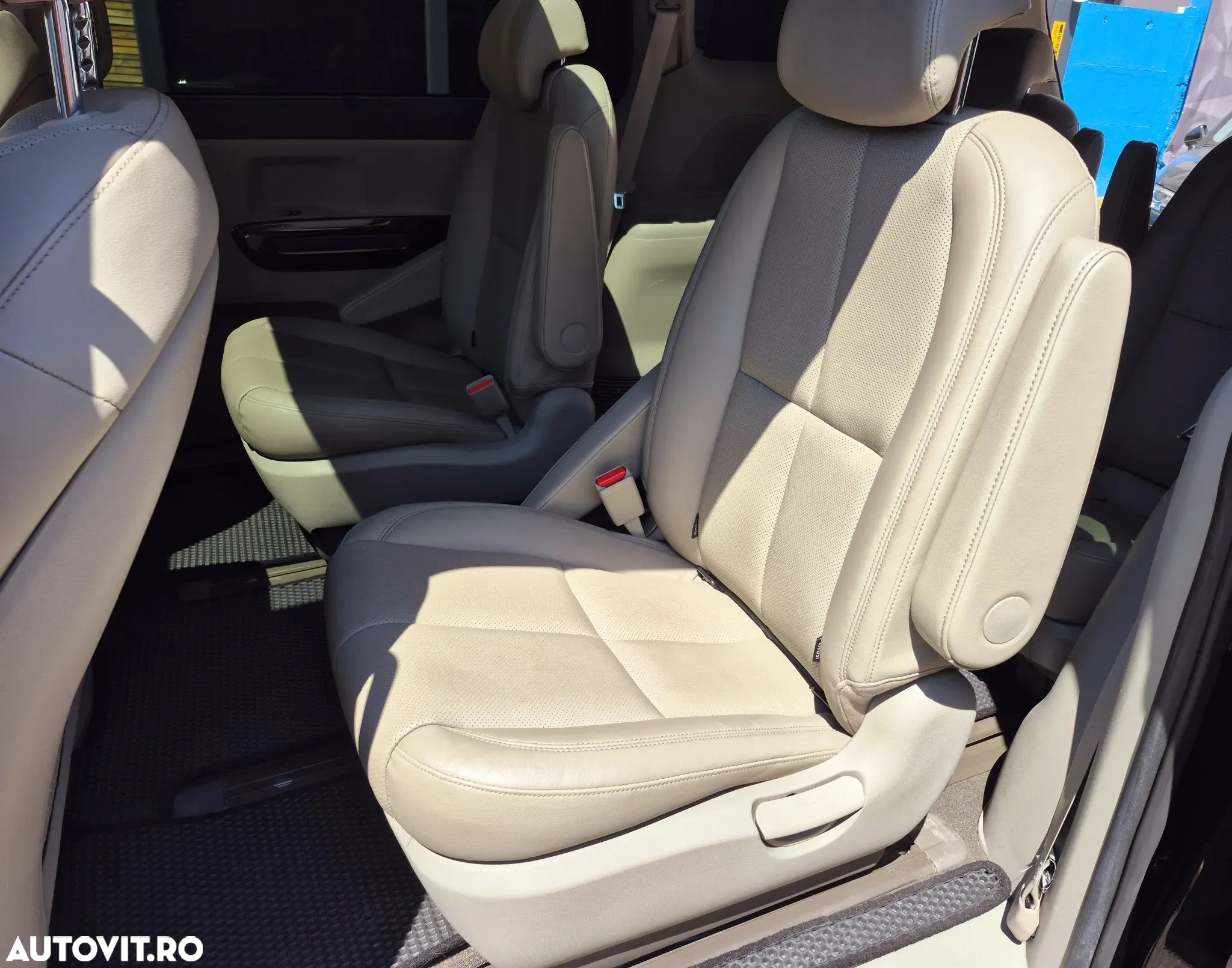 Kia Carnival - 17