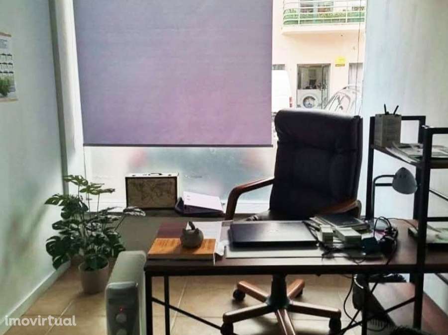 Trespasse gabinete médico e loja, em funcionamento, Atouguia da Baleia - Grande imagem: 2/11