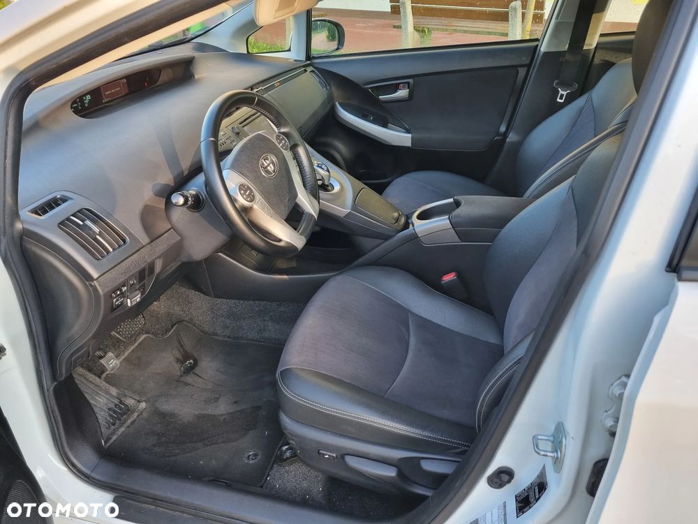 Toyota Prius (Hybrid) Life - 17