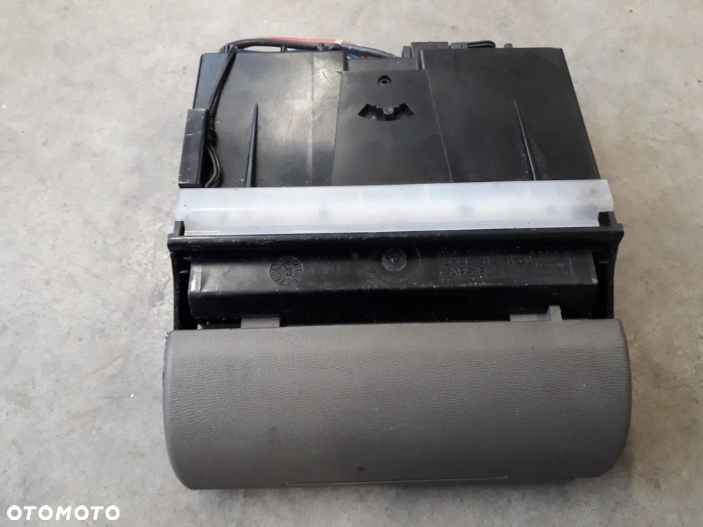 popielniczka przód 8L0857951C A3 8L 1.6 lift - 2
