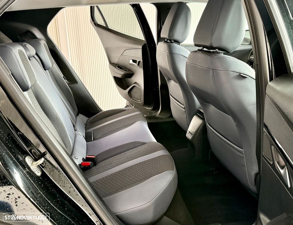 Peugeot 2008 1.5 BlueHDi Allure EAT8 - 29