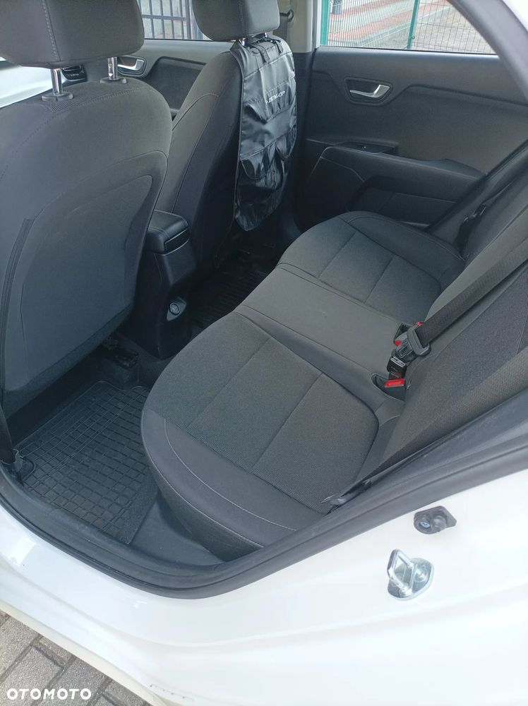 Kia Rio 1.2 L - 12
