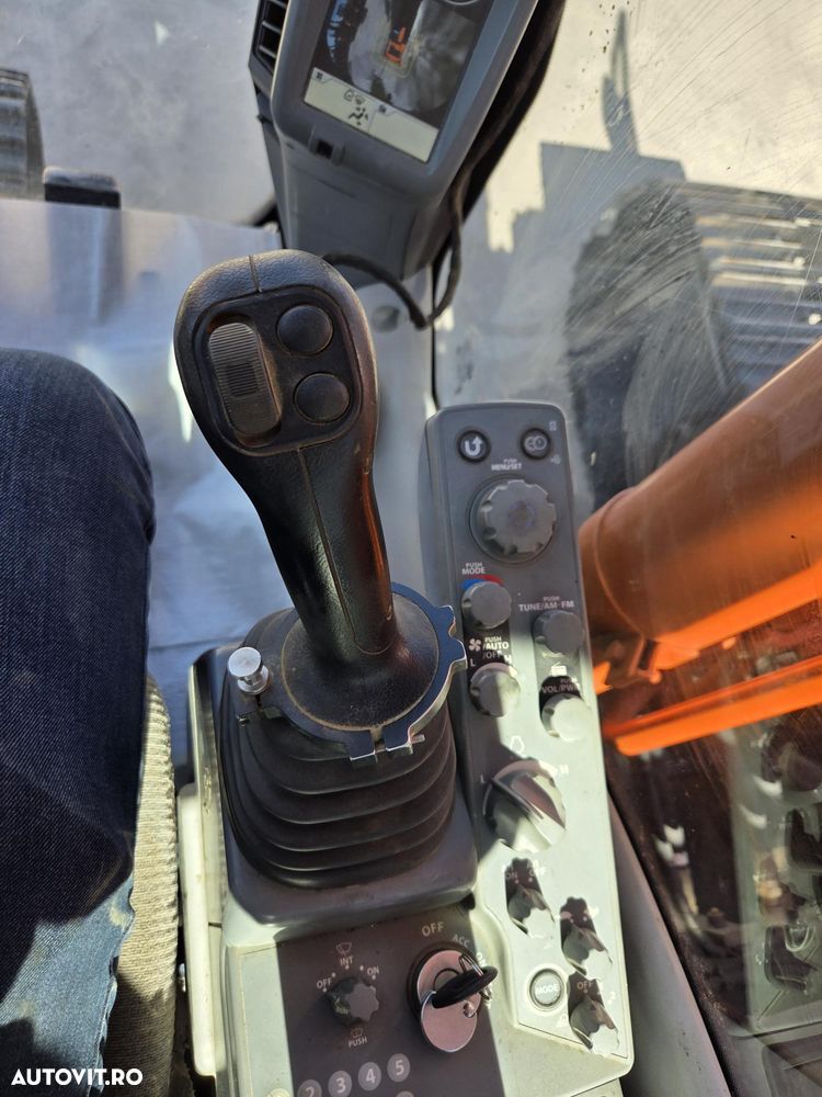 Hitachi ZX210, 23t, cupa NOUA 1,3mc, CUPLA RAPIDA, camere spate si laterale, inst picon, CONSUM MEDIU 9,6l/h, senile 80% ok doar 988h deplasare, 3 pompe hidr HITACHI, antifurt, motor ISUZU, ad sapare 7m, ridica 14t, STARE BUNA,leasing 4ani-83.900 EUR+Tva - 5