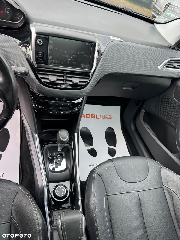 Peugeot 2008 1.2 Pure Tech GPF Signature S&S EAT6 - 14