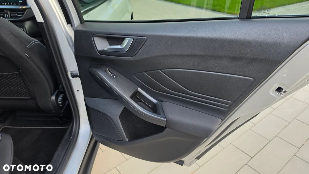 Ford Focus 1.0 EcoBoost Hybrid TITANIUM X - 24