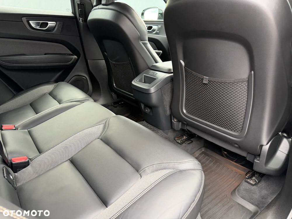 Volvo XC 60 B4 D Plus Dark - 30