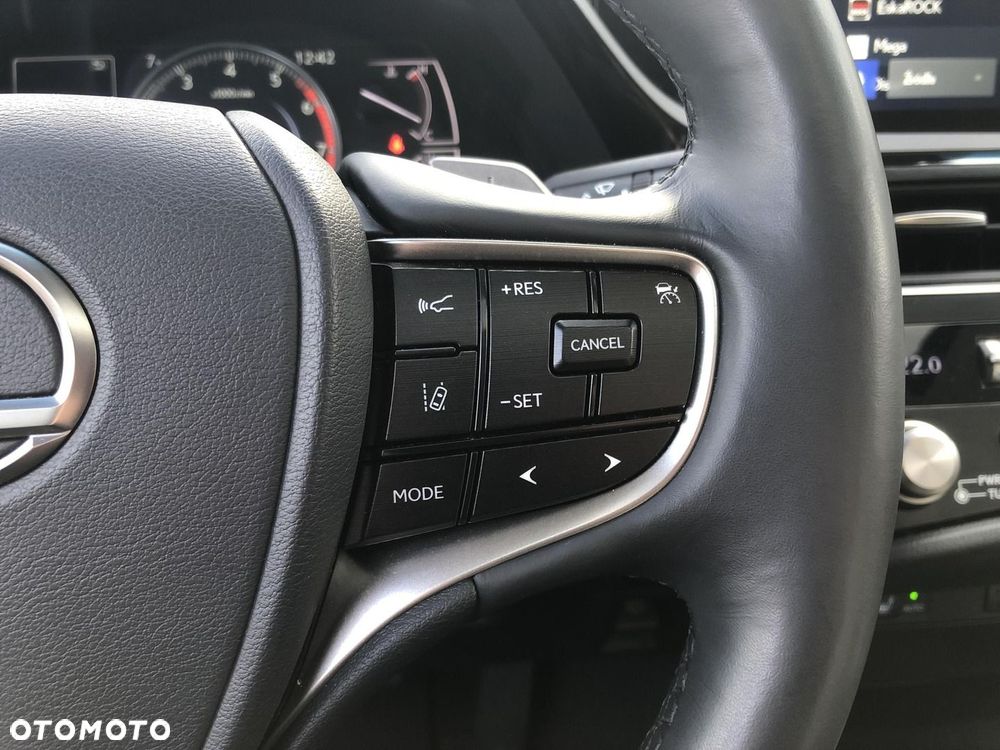 Lexus ES 300h F Sport Design - 17