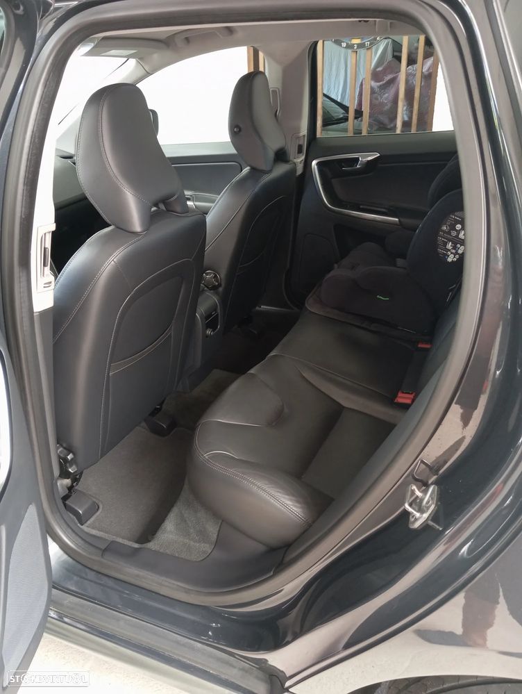 Volvo XC 60 2.0 D4 Momentum Geartronic - 23