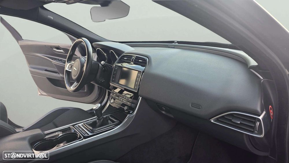 Jaguar XE 2.0 D R-Sport - 16