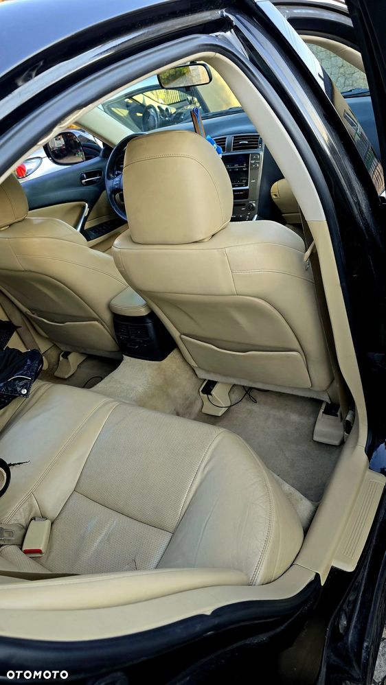 Lexus IS 220d - 9