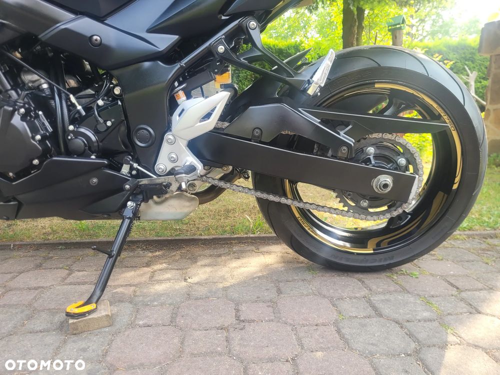 Suzuki GSR - 25