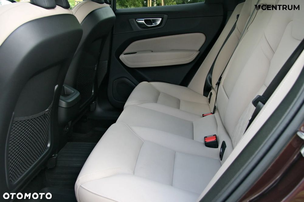Volvo XC 60 B5 B AWD Plus Dark - 11