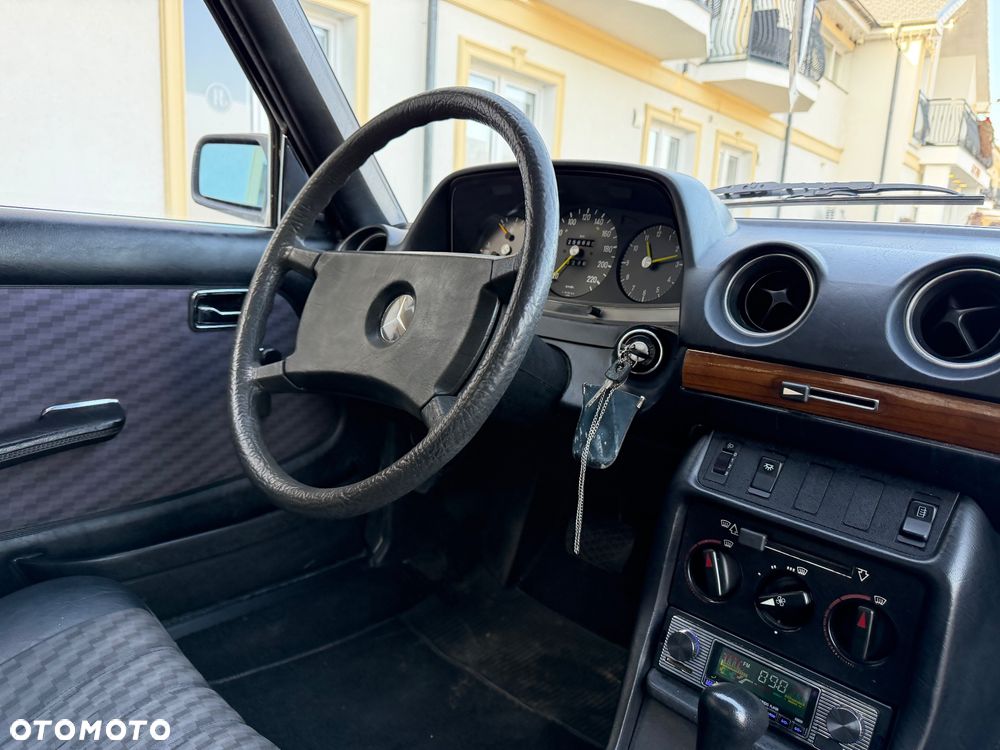 Mercedes-Benz W123 - 16