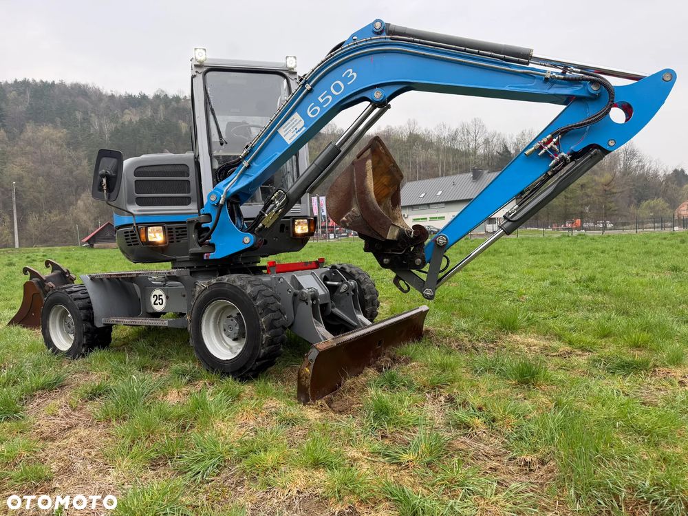 Wacker Neuson 6503 Koparka Kołowa 7ton. Nowe Podwójne Opony z felgami dodatkowe! Niski Przebieg. Maszyna w Bardzo ładnym Stanie. Pochodzi z Komuny Norweskiej. Silnik YANMAR 65KM. Zero luzów wycieków 2 łyżki Okazja. Maszyna pracowała sporadycznie przy lekkich pracach publicznych. Zero zużycia. Dekra 2026r Dokumentacja. Stabilizatory. Zamki na tłokach. 3 sekcje Hydrauliczne. Szybka wolna Jazda. Silnik YANMAR - 31