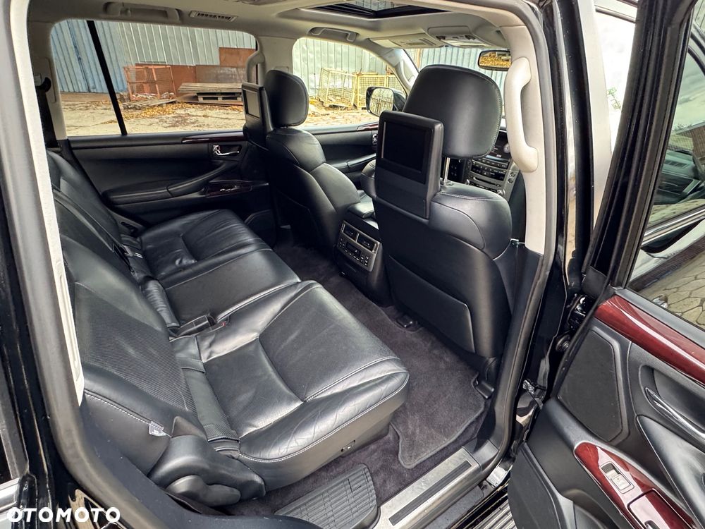 Lexus LX 570 - 32
