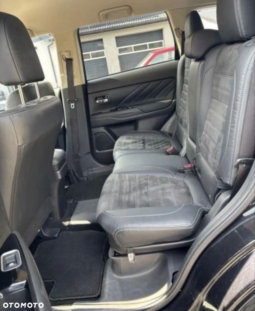 Mitsubishi Outlander 2.0 4WD Plug-In Hybrid - 13