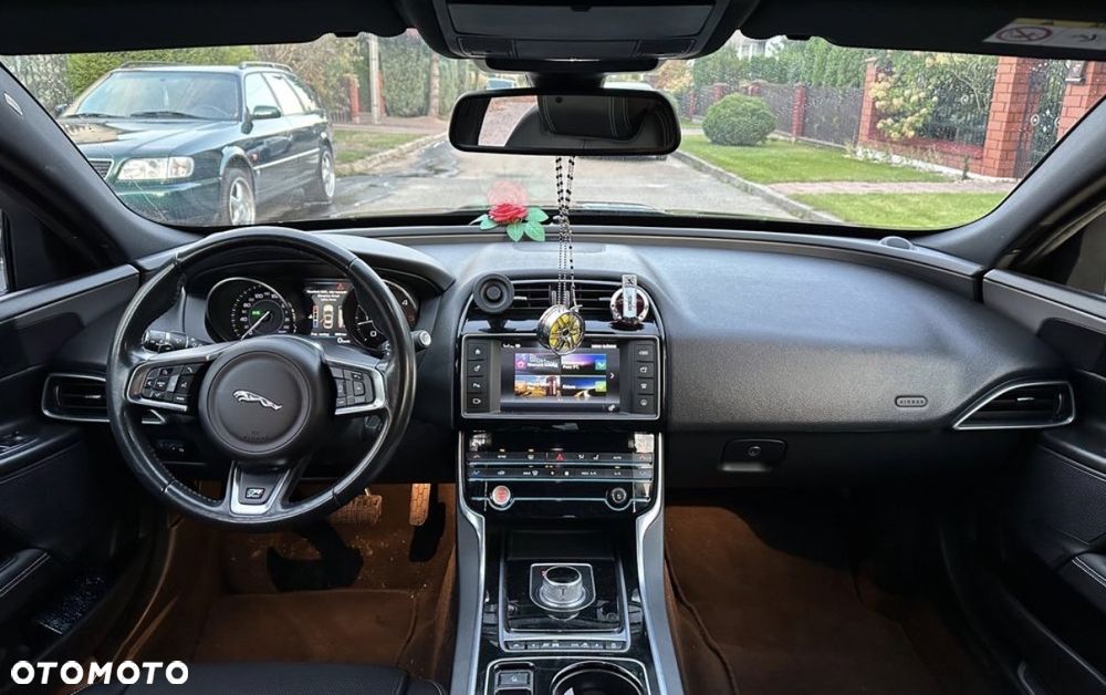 Jaguar XE 2.0 D R-Sport - 25