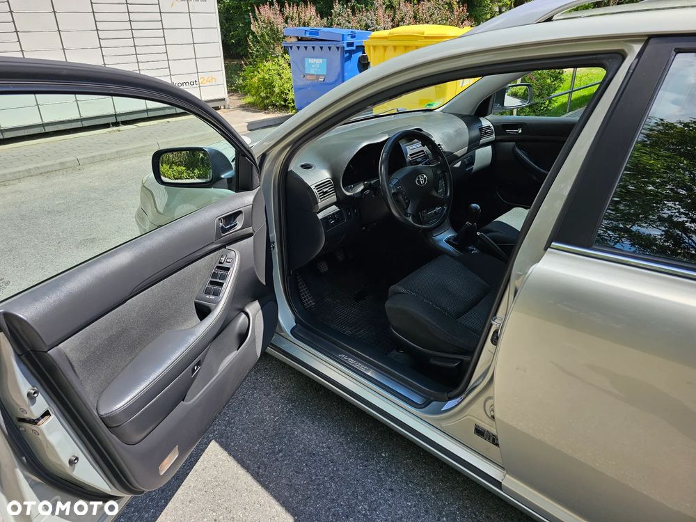 Toyota Avensis 2.0 D-4D High - 6