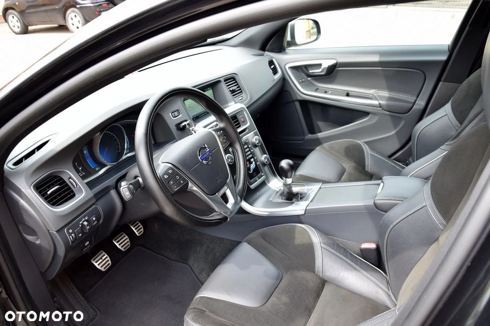 Volvo V60 D4 R-Design - 13