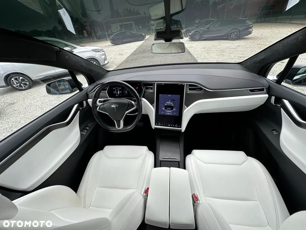 Tesla Model X - 21
