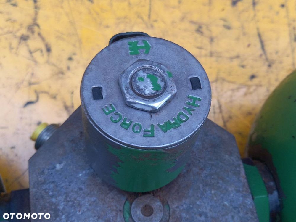 Blok TLS amortyzacji przedniej osi John Deere 7280R - 3