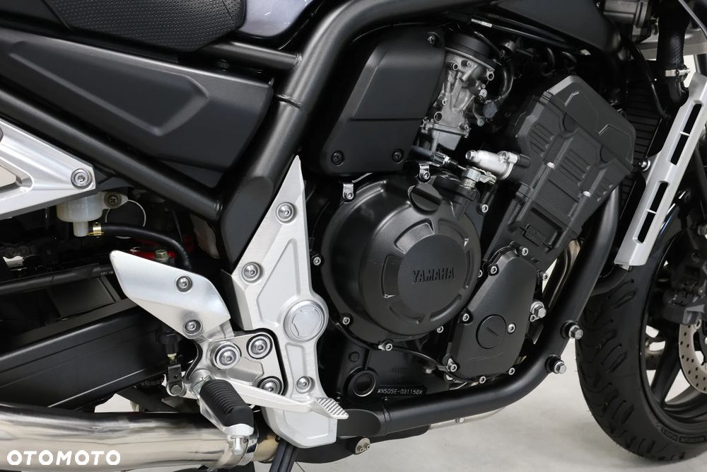 Yamaha FZS - 24