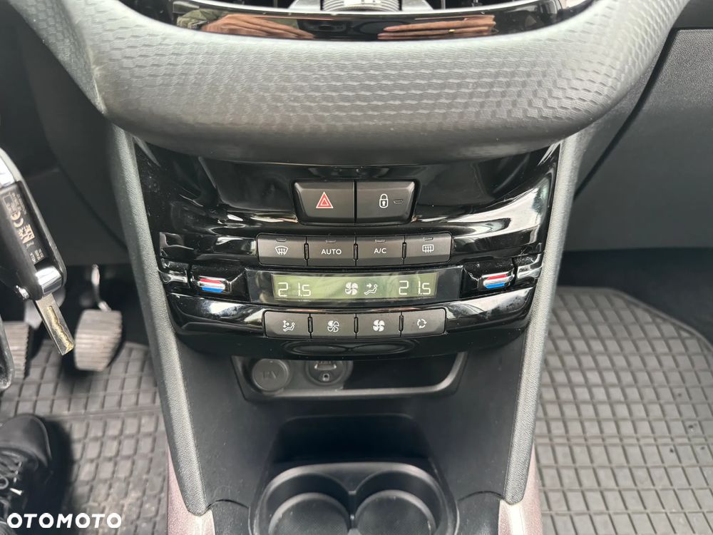 Peugeot 2008 1.2 Pure Tech Style S&S - 18