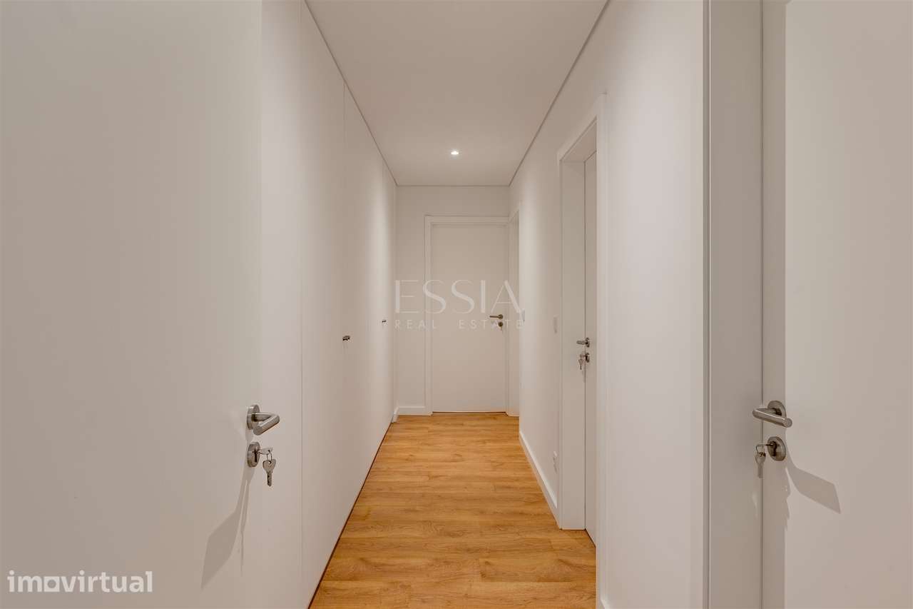 Apartamento T3 com Varanda, Arrumo e 2 Lugares de Garagem - Grande imagem: 3/36