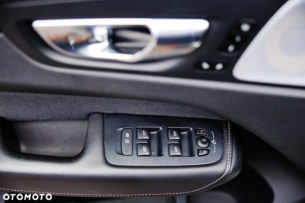 Volvo XC 60 D4 SCR AWD R-Design - 32