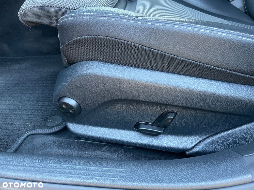 Mercedes-Benz Klasa C 300 9G-TRONIC - 10