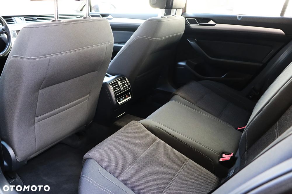 Volkswagen Passat 2.0 TDI SCR DSG Comfortline - 22